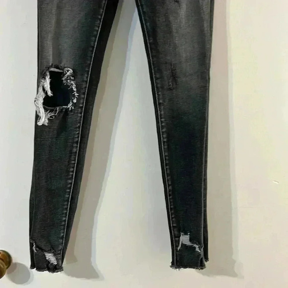 Vervet distressed skinny jeanss in a size 26 - Picture 3 of 9